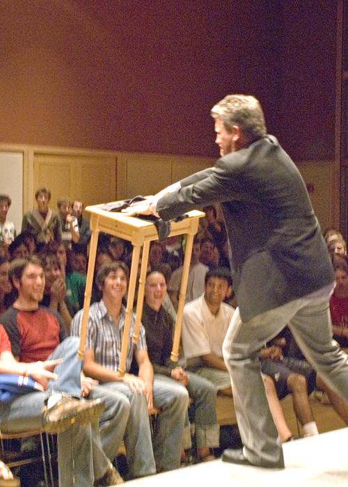 Mentalist amazes students with mental, physical illusions