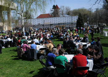 As spring temperatures approached 80 degrees, hundred of admitted students and their family members flocked to campus for Admitted Students Day on Saturday, April 18. Credit: Jacobson