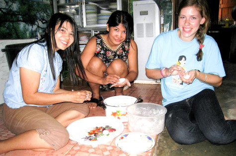 GlobalMed students learned to cook Thai cuisine