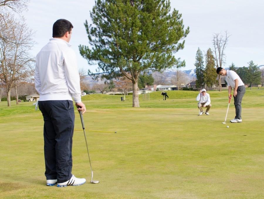 Golf teams prepare spring competition