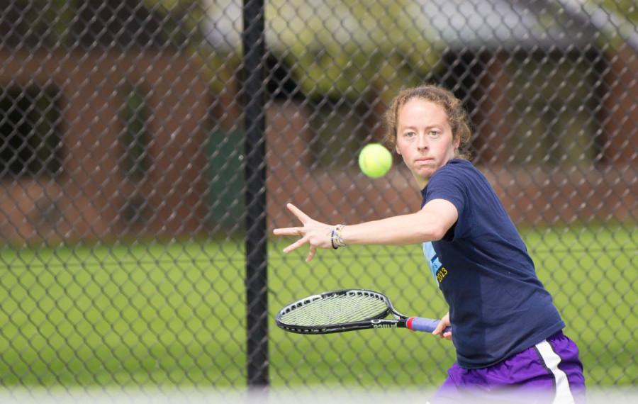 Lawless Leads Womens Tennis to Regionals