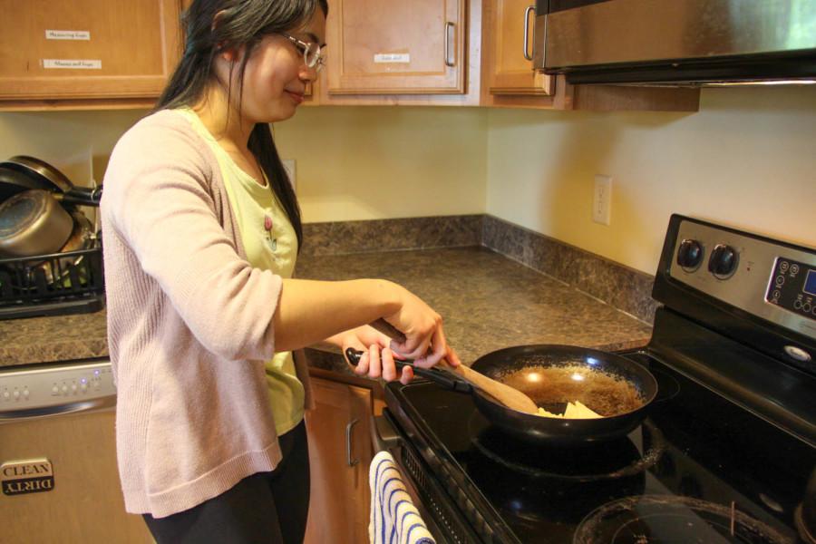 Off-Campus Students Learn to Cook