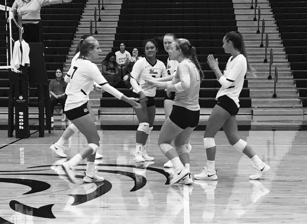 The women's volleyball team comes together to close out their win over the Banana Slugs. Photo courtesy of Whitman Athletics 